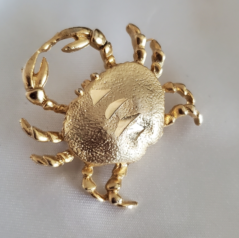 Vintage Crab Pin Brooch Zodiac Cancer Ocean Beach Matte Gold Tone Diamond Cut‎
